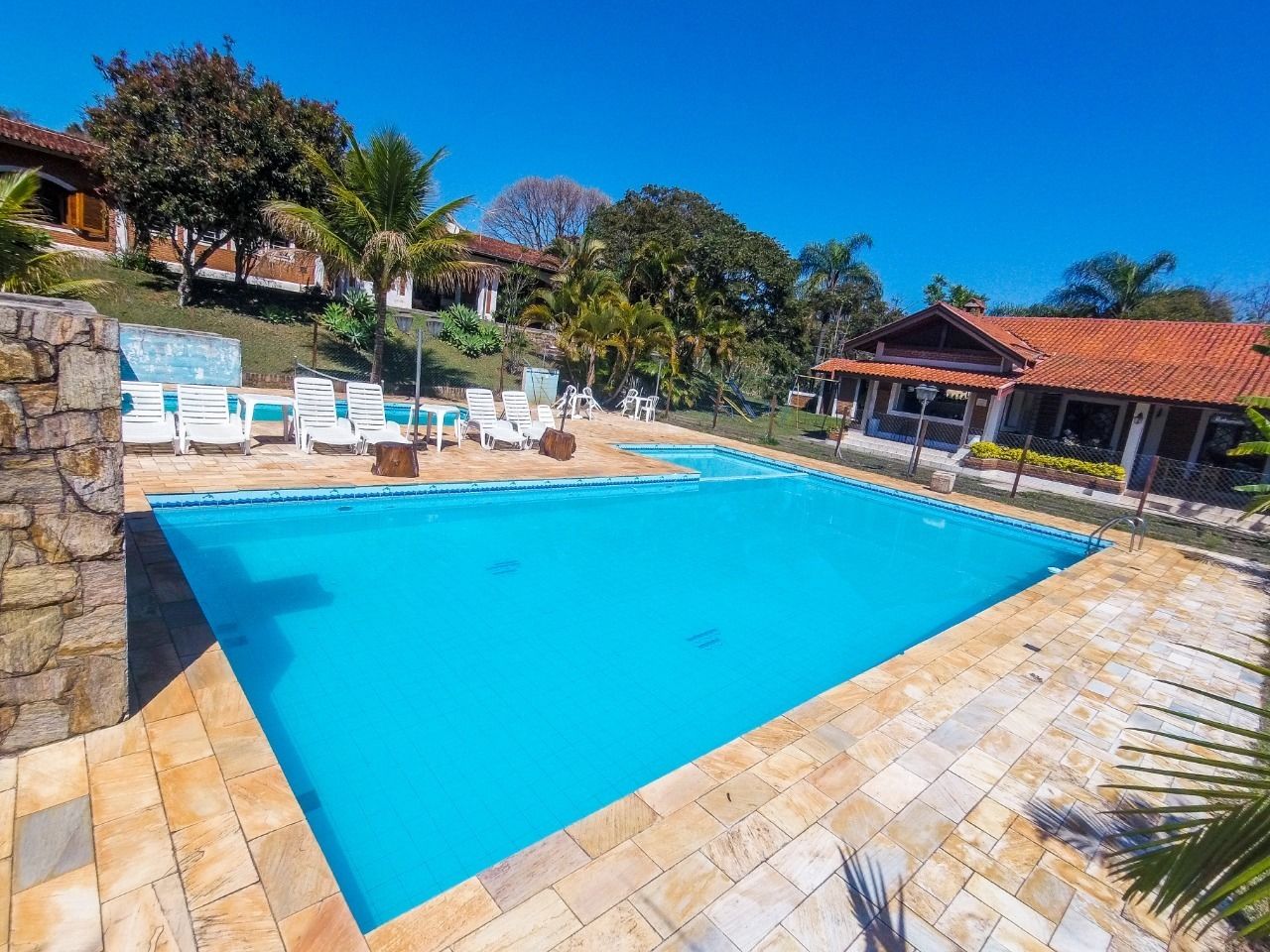 3 piscinas externas, guarda-sóis, espreguiçadeiras