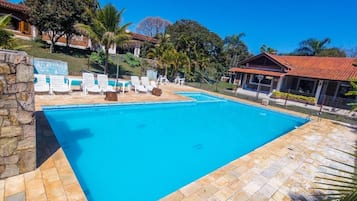 3 piscinas externas, guarda-sóis, espreguiçadeiras