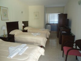 Ropa de cama de alta calidad, minibar y escritorio 