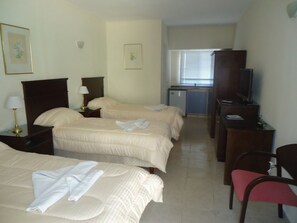 標準三人房, 3 張單人床 | 高級寢具、迷你吧、書桌、熨斗/熨衣板