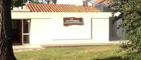 Vista frontal de la propiedad