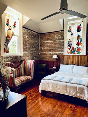 Signature Room | Hypo-allergenic bedding, iron/ironing board, free WiFi, bed sheets - Inn at the Old Jail (New Orleans)