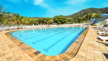 Piscina coperta, 3 piscine all'aperto, ombrelloni da piscina, lettini