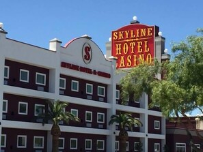 A multi-story hotel with a prominent sign for Skyline Hotel & Casino. - Skyline Hotel & Casino (Henderson)