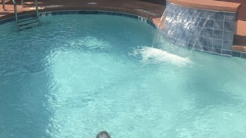 Una piscina al aire libre, tumbonas