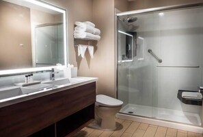Suite estudio ejecutiva, 1 cama de matrimonio grande | Baño | Ducha, artículos de higiene personal gratuitos y toallas