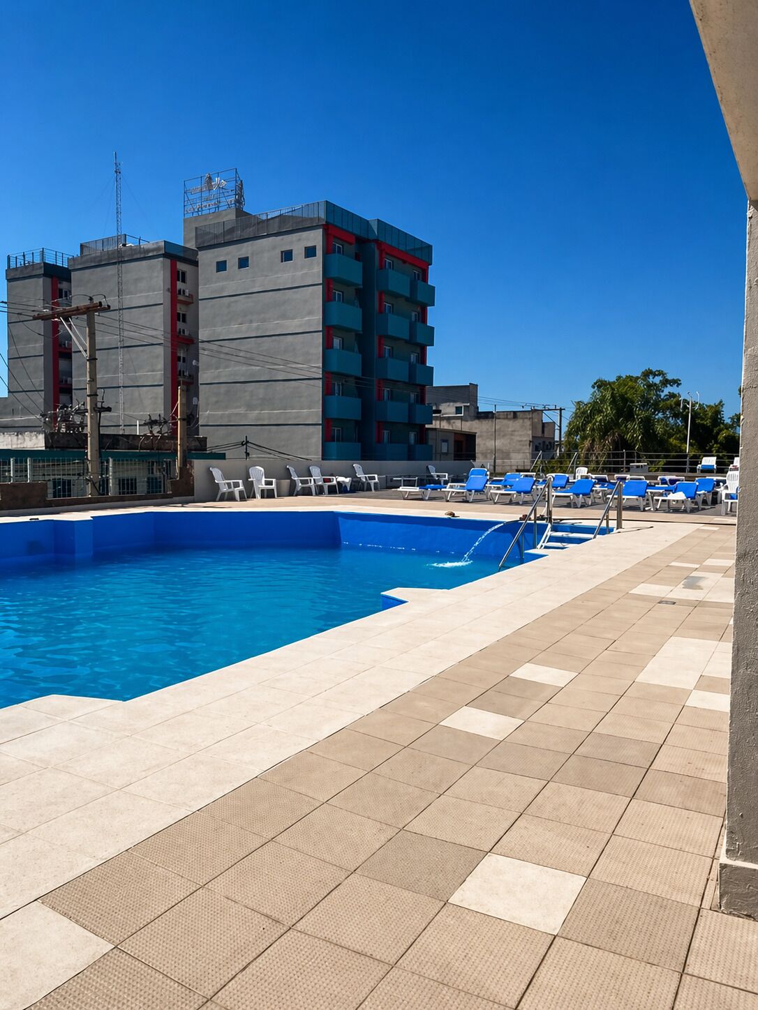Piscine couverte, piscine extérieure, chaises longues
