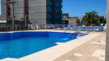 Piscine couverte, piscine extérieure, chaises longues