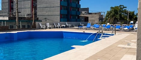 Innenpool, Außenpool, Liegestühle