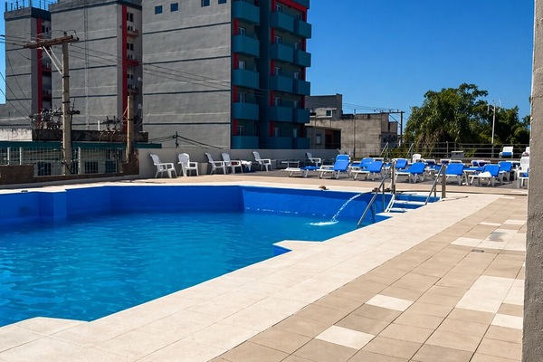 Una piscina techada, una piscina al aire libre
