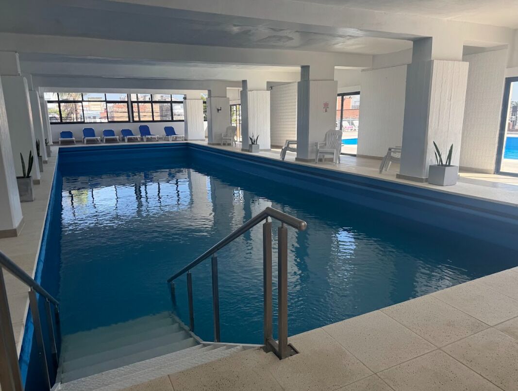 Una piscina techada, una piscina al aire libre