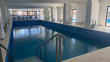 Una piscina techada, una piscina al aire libre