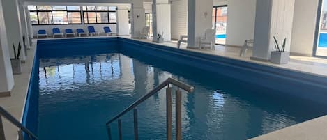 Inomhuspool, utomhuspool och solstolar