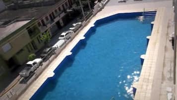 Una piscina techada, una piscina al aire libre