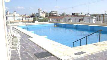 Piscine couverte, piscine extérieure, chaises longues