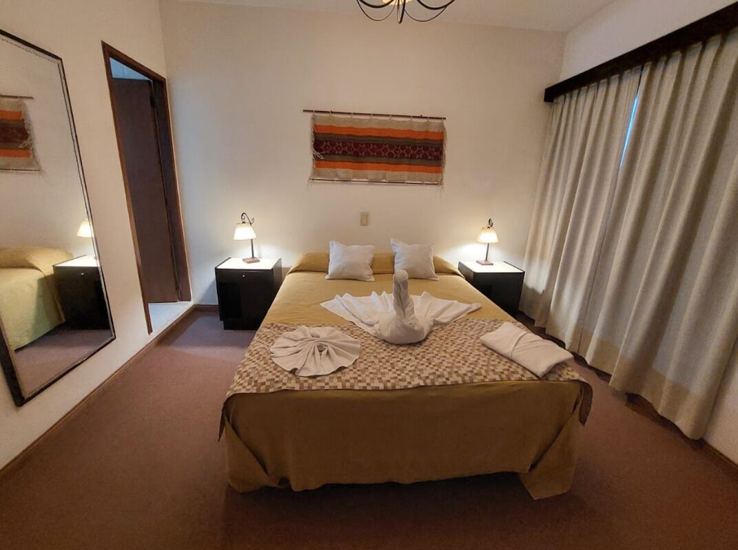 Ropa de cama de alta calidad y caja de seguridad en la habitación 