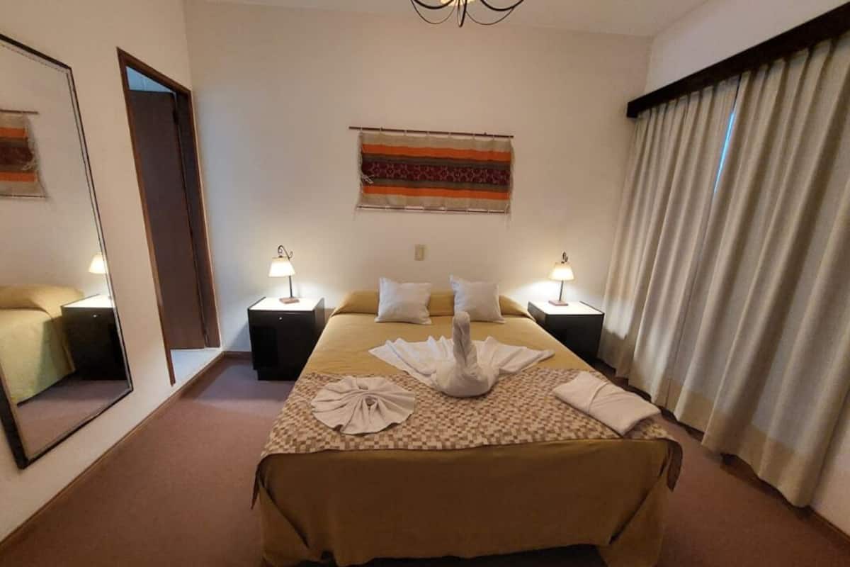 Habitacion Individual | Sängtillbehör av högsta kvalitet och värdeförvaringsskåp på rummet