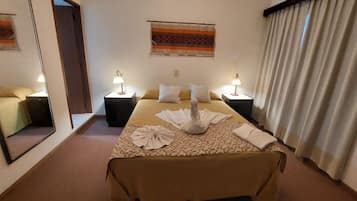 Ropa de cama de alta calidad y caja de seguridad en la habitación