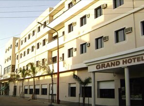 Hotel with a flat facade and air conditioning units, offering a convenient and functional stay.