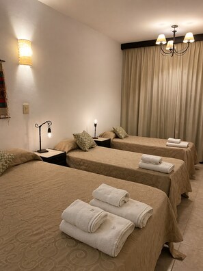 Combined shower/bathtub, free toiletries, hair dryer, bathrobes - Grand Hotel (Termas de Rio Hondo)