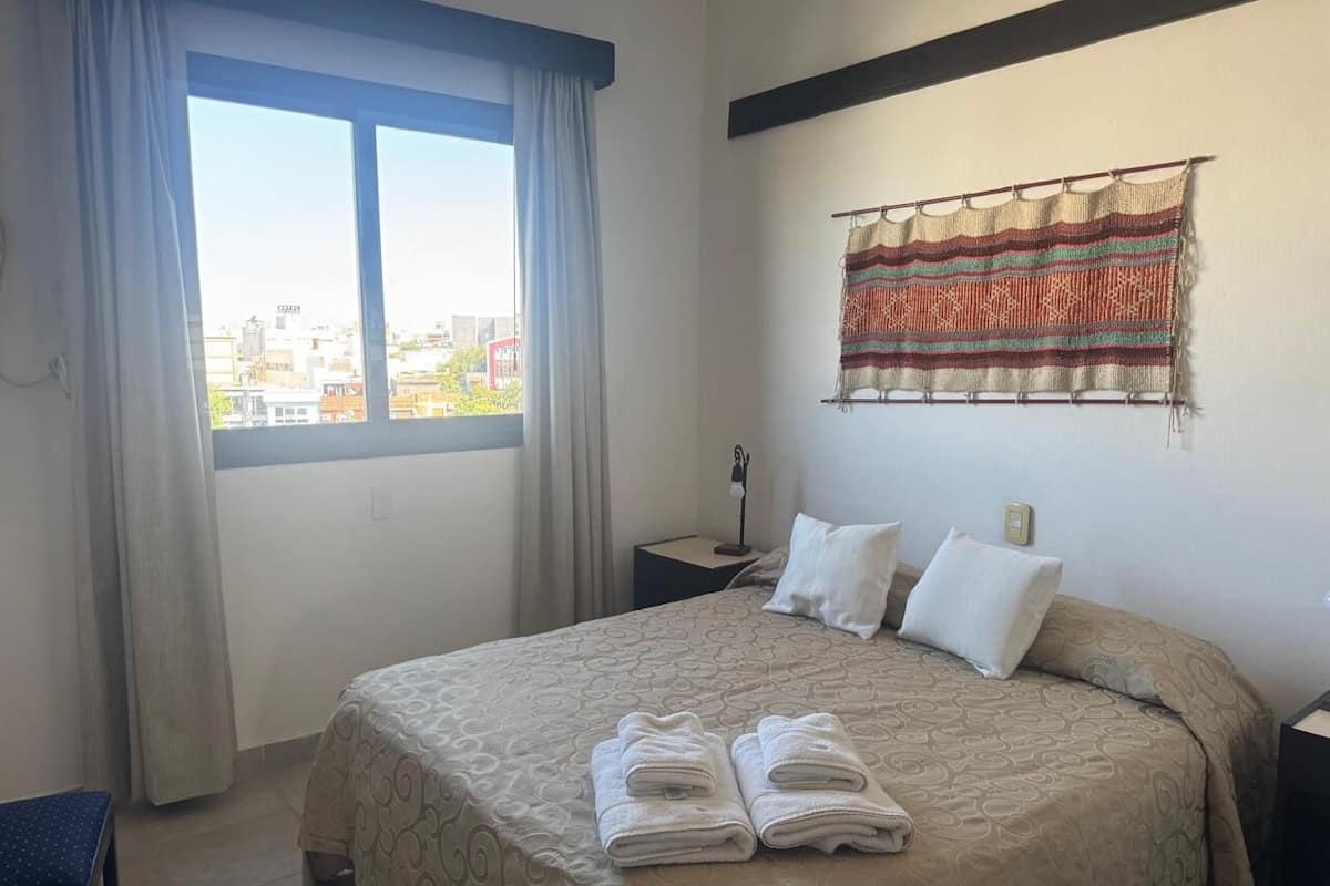 Habitacion Doble | Sängtillbehör av högsta kvalitet och värdeförvaringsskåp på rummet