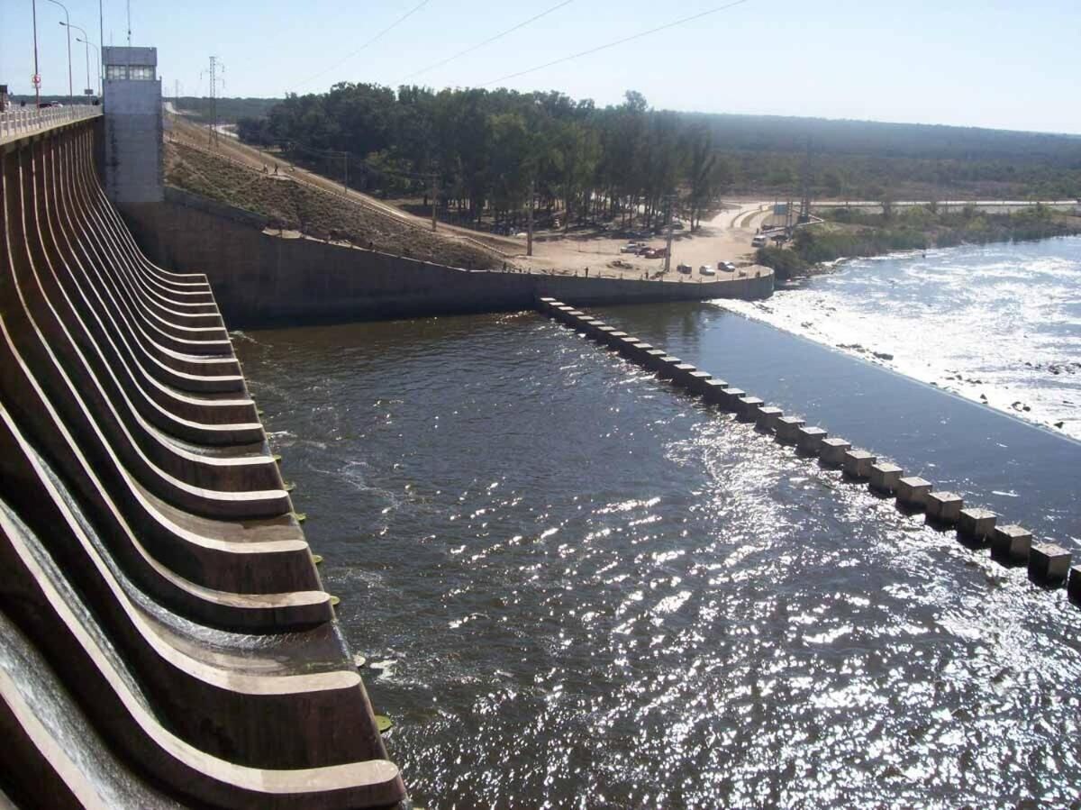 Una piscina cubierta, una piscina al aire libre, tumbonas
