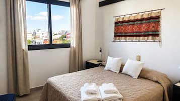 Habitacion Doble | Ropa de cama de alta calidad, caja fuerte, cortinas opacas y wifi gratis