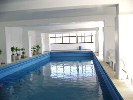 Una piscina techada, una piscina al aire libre