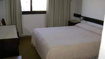 Ropa de cama de alta calidad y caja de seguridad en la habitación