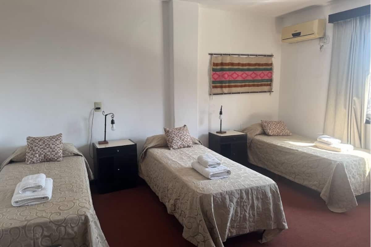 Standard trippelrum | Sängtillbehör av högsta kvalitet och värdeförvaringsskåp på rummet