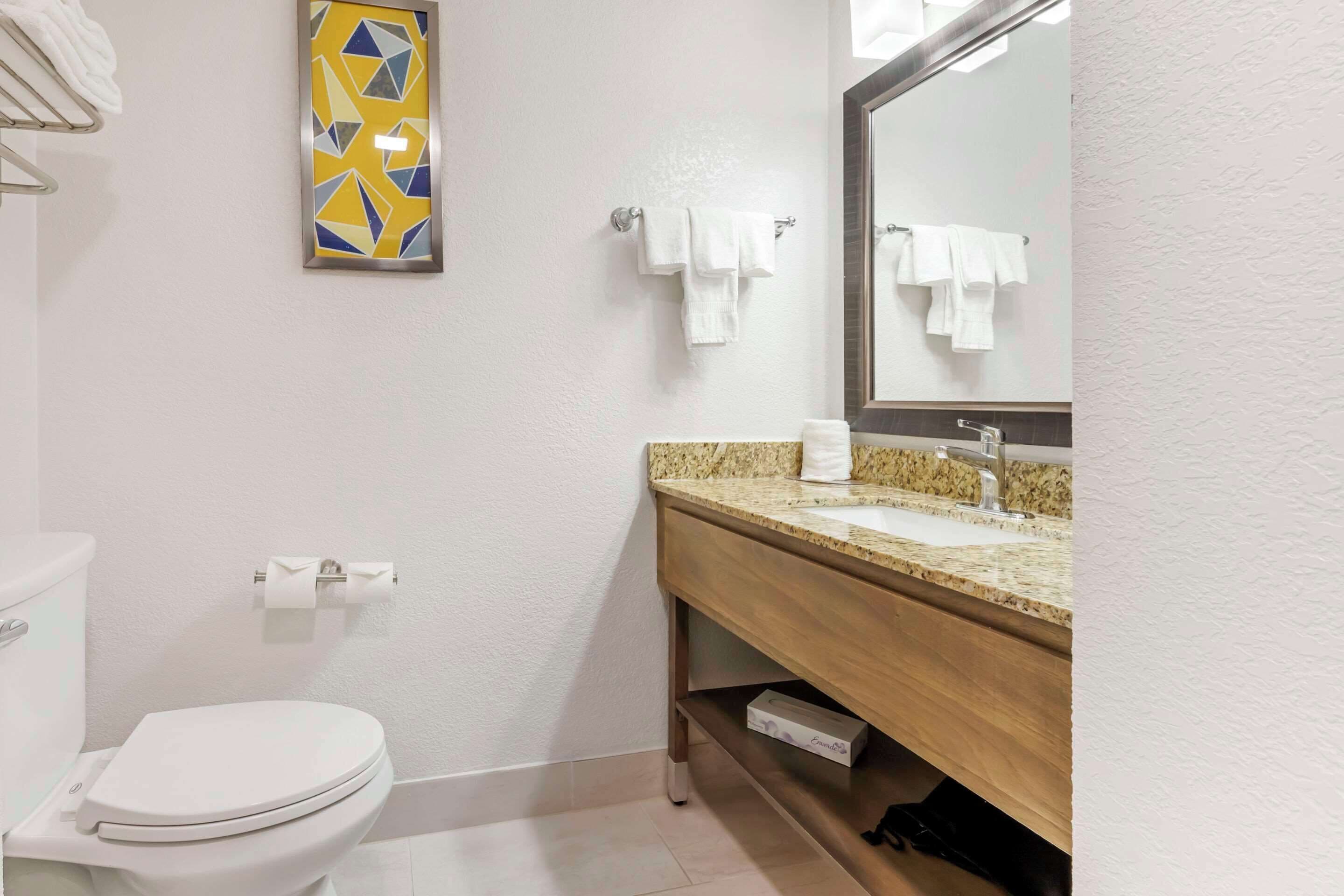 standard room, 1 king bed, non smoking | individually decorated, individually furnished, desk, laptop workspace