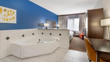 Standard Room, 1 King Bed, Non Smoking, Jetted Tub | Individually decorated, individually furnished, desk, laptop workspace