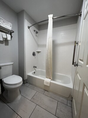 Room, 2 Queen Beds, Non Smoking | Bathroom | Free toiletries, hair dryer, towels - Comfort Inn & Suites New Lisbon (New Lisbon)