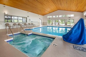 Piscine couverte, accès possible de 07 h 00 à 23 h 00, chaises longues 