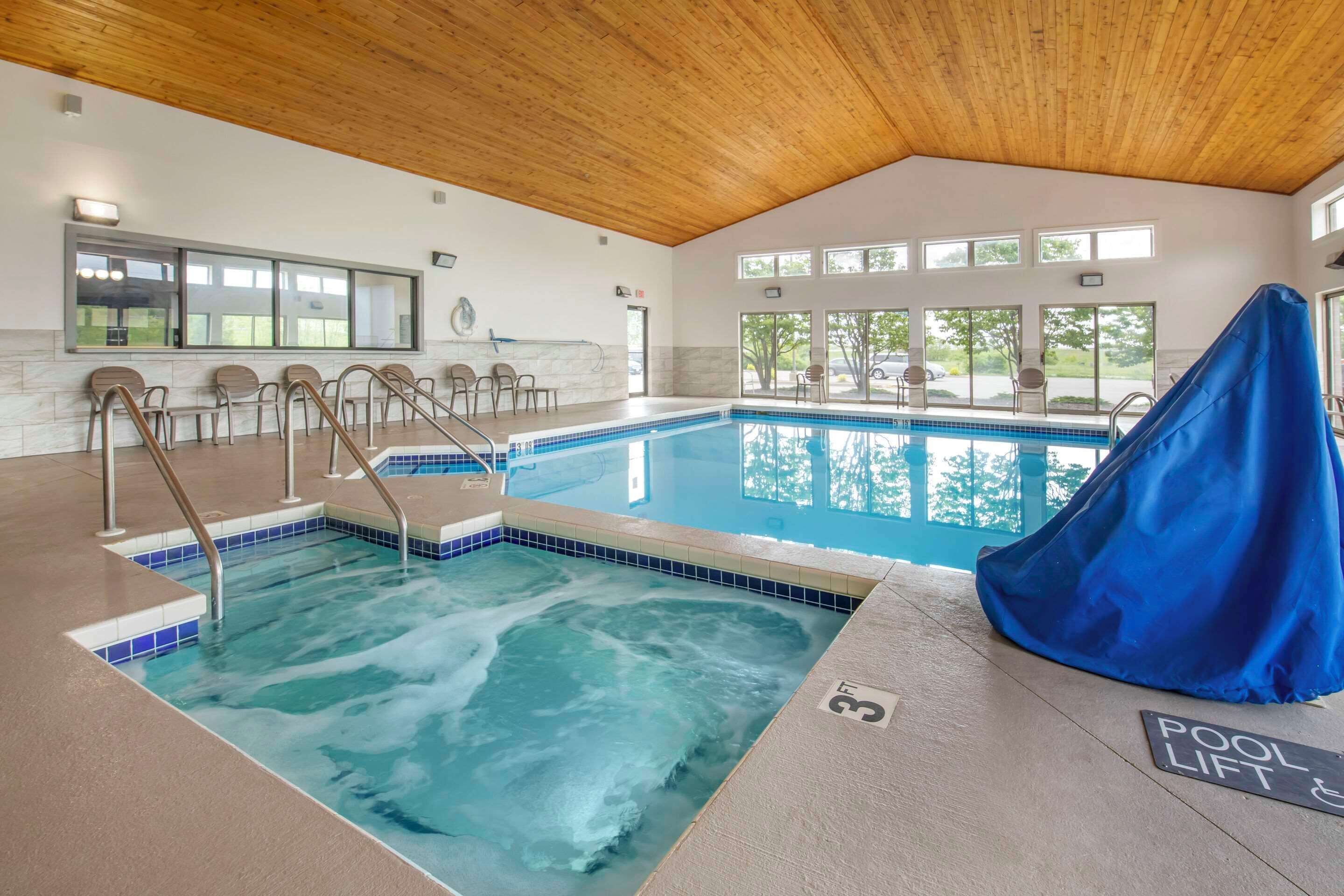 Una piscina cubierta (de 07:00 a 23:00), tumbonas