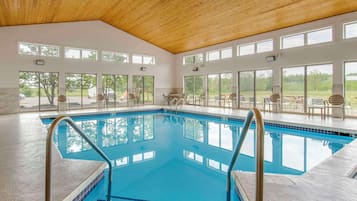 Piscina coperta, con ingresso dalle 07:00 alle 23:00, lettini