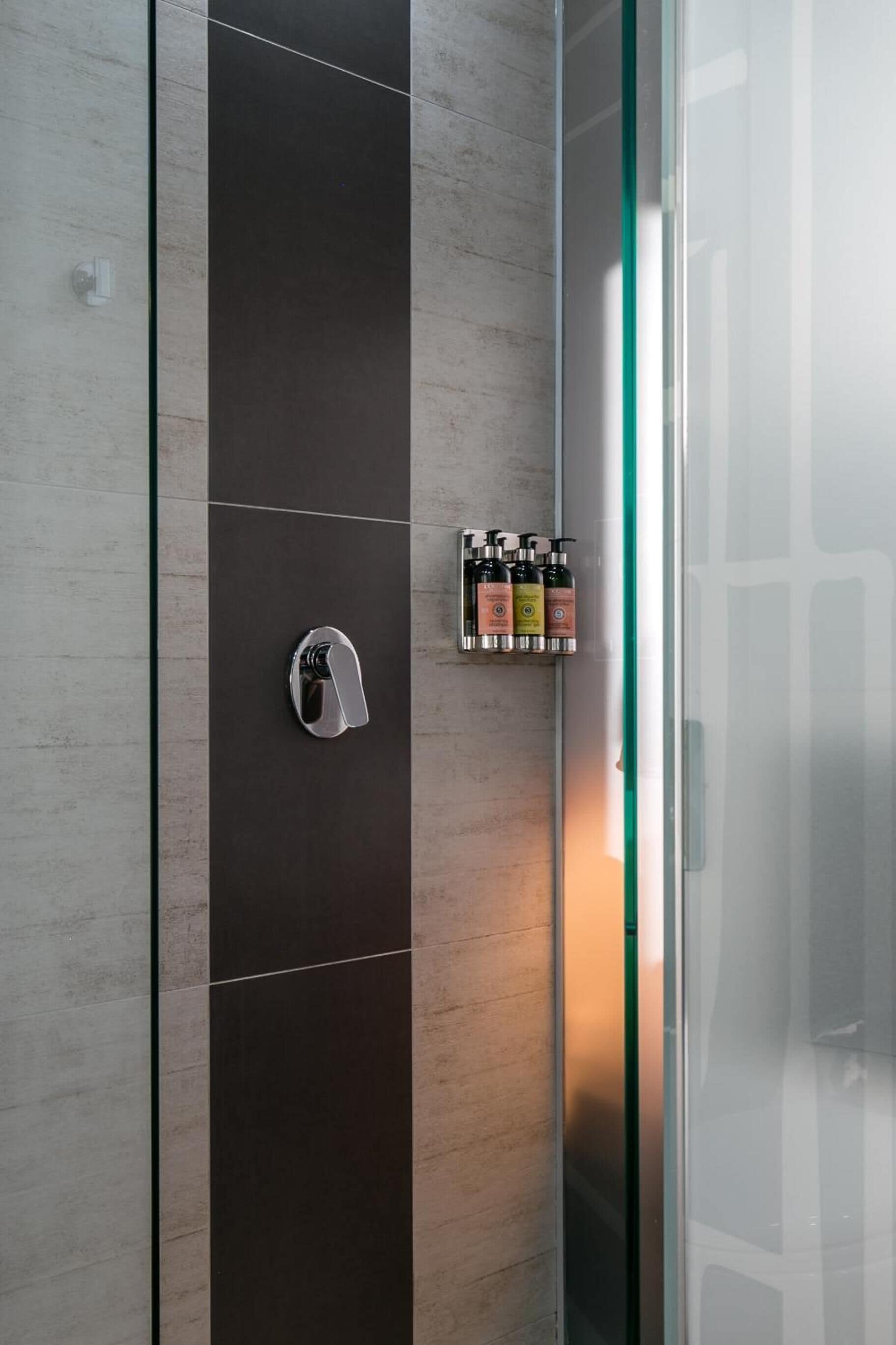 shower, free toiletries, hair dryer, towels