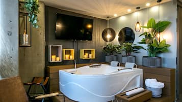 Deluxe kamer, 1 kingsize bed (QUINCE) | Luxe beddengoed, een kluis op de kamer, een bureau