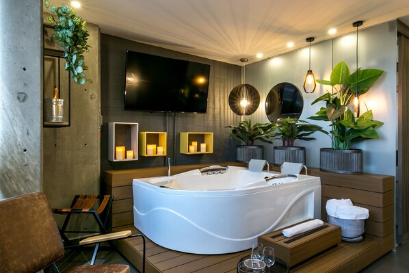 华丽客房, 1 张特大床 (QUINCE) | 高档床上用品、客房内保险箱、办公桌、遮光窗帘