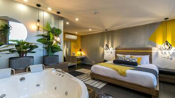 Seprai premium, brankas, meja kerja, dan tirai kedap cahaya