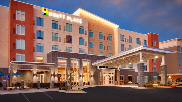 Een modern hotel met een opvallend 