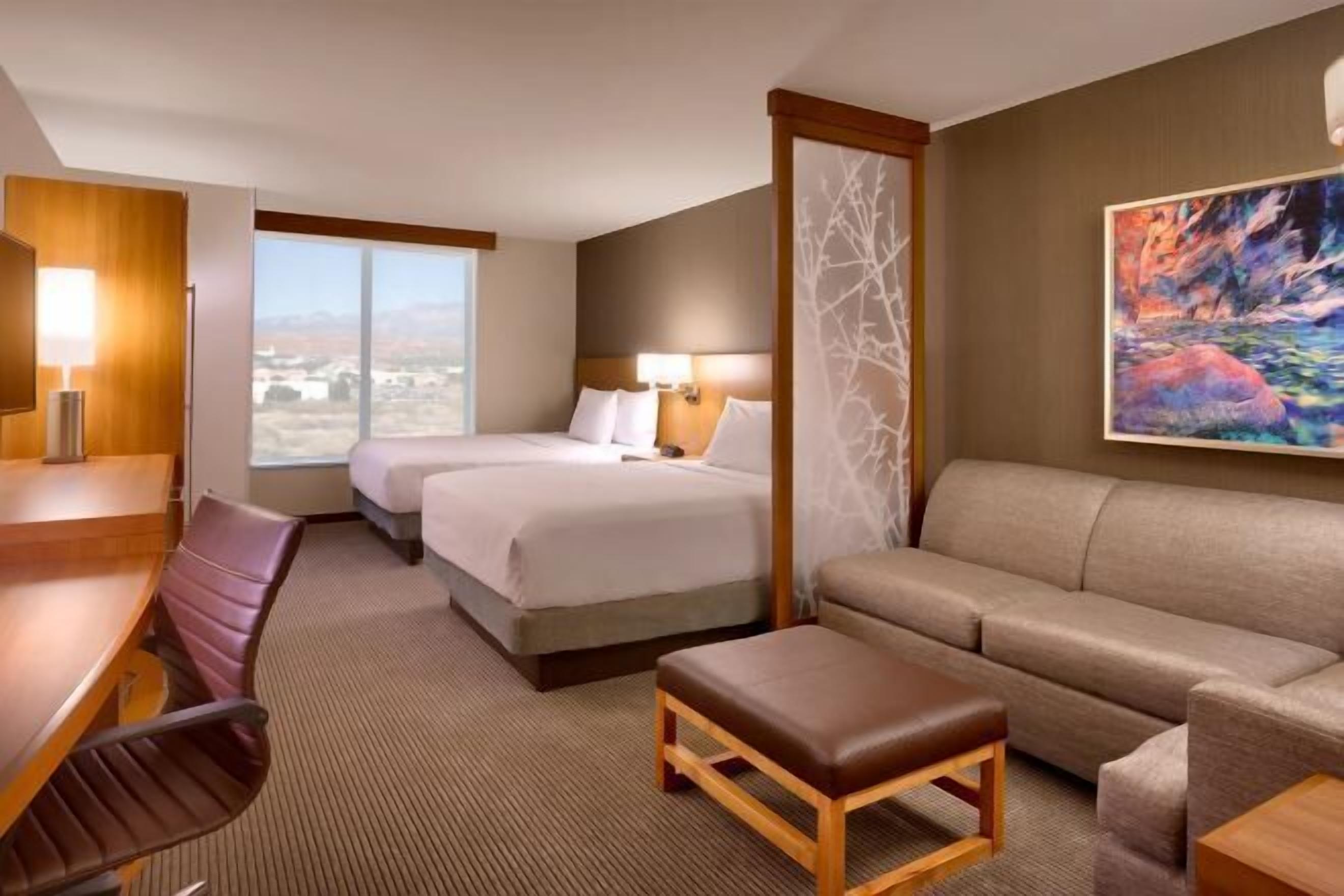 Brankas, meja kerja, tirai kedap cahaya, dan setrika/meja setrika