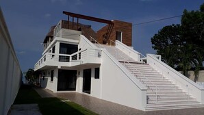 Vista frontal de la propiedad