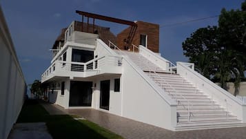 Vista frontal de la propiedad