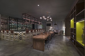 3 Bars/Lounges, Poolbar