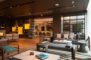 3 bares, bar junto a la piscina