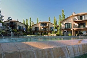 室外游泳池，日光浴躺椅