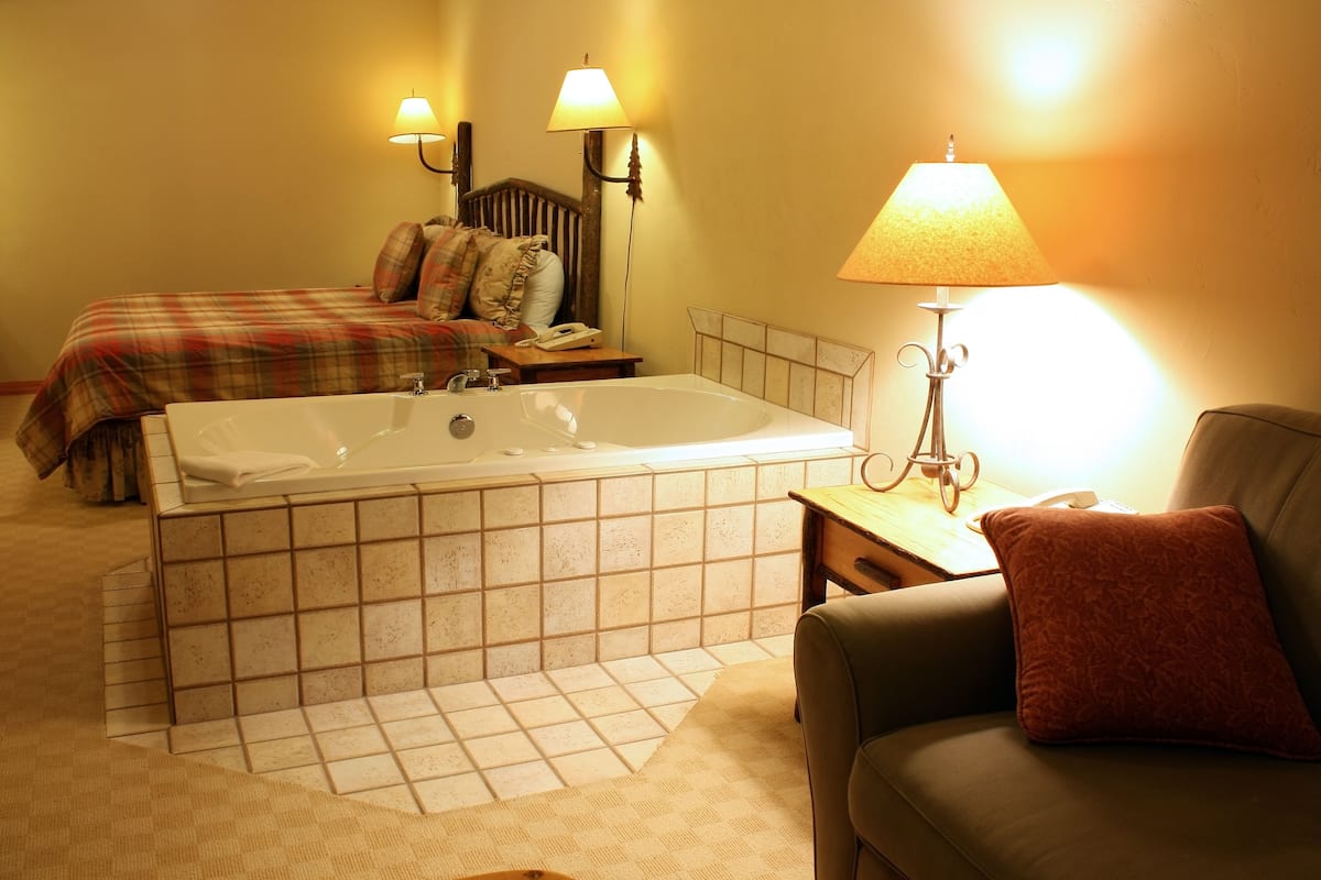 Jetted bathtub