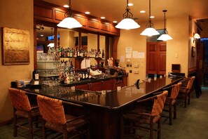 Bar (on property) - Mountain Lake Lodge (Bigfork)