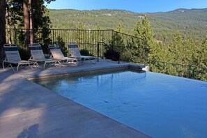 Outdoor pool, sun loungers - Mountain Lake Lodge (Bigfork)